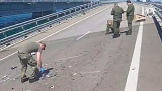 Des enquêteurs sur le pont de Crimée 17/07/23