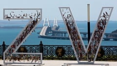 Le Pont de Crimée derrière les lettres Z et V devenus le symbole de l'armée russe