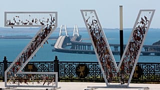 Le Pont de Crimée derrière les lettres Z et V devenus le symbole de l'armée russe