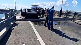 Ermittelnde nahe des Ortes der mutmaßlichen Explosion an der Kertschbrücke am 17. Juli 2023