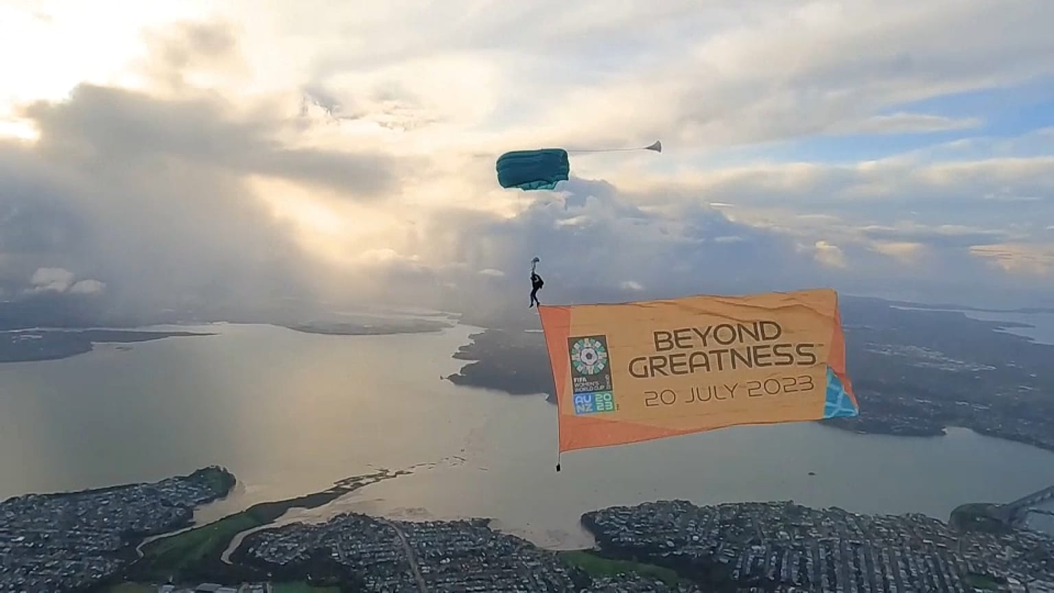 Bandeira gigante promove mundial feminino na Nova Zelândia