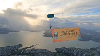 Bandeira gigante promove mundial feminino na Nova Zelândia