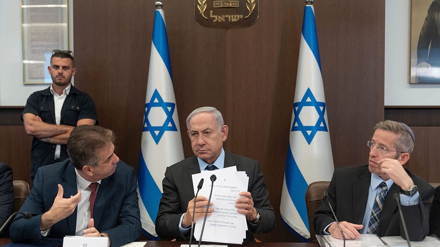İsrail Başbakanı Binyamin Netanyahu, Dışişleri Bakanı Eli Kohen ve Kabine Bakanı Yossi Fuchs ile Bakanlar Kurulu toplantısında