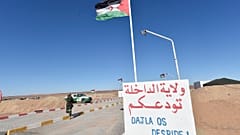 علم الصحراء الغربية يرفرف عند نقطة تفتيش خارج مخيم الداخلة للاجئين، على بعد حوالي 170 كم جنوب شرق مدينة تندوف الجزائرية، في 14 يناير/ كانون الثاني 2023.
