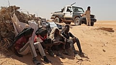 حرس الحدود الليبيين ينقذون عشرات المهاجرين الذين عثر عليهم في الصحراء قرب الحدود مع تونس 