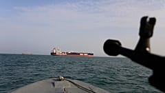 ARCHIV - 21. Juli 2019: Schnellboot der iranischen Revolutionsgarden richtet Waffe auf den britischen Öltanker Stena Impero in der Straße von Hormus.