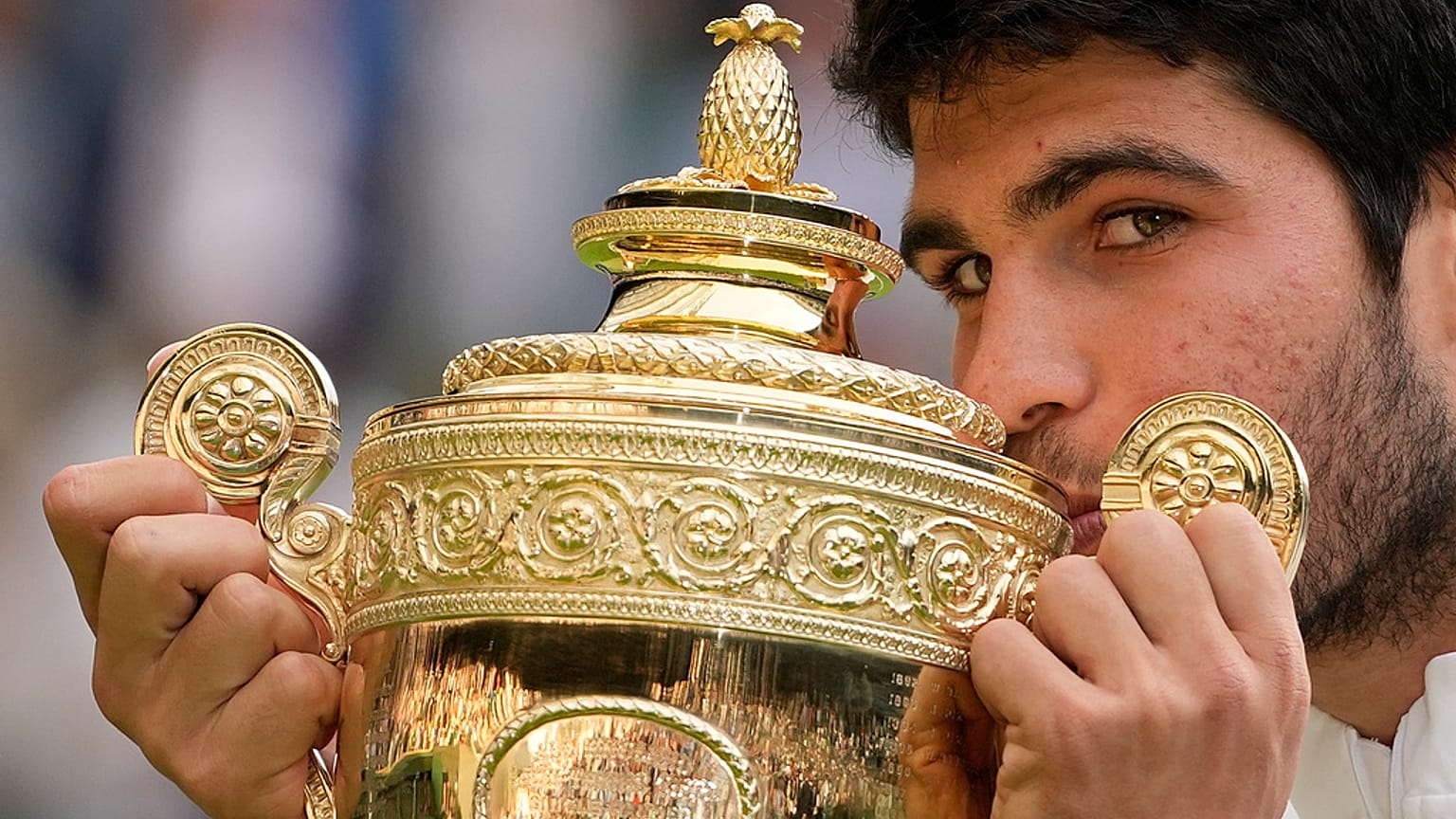 Carlos Alcaraz mit dem Wimbledon-Pokal am 15. Juli 2023