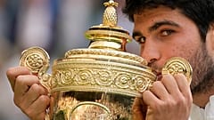Carlos Alcaraz mit dem Wimbledon-Pokal am 15. Juli 2023