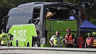 Az egyik összetört busz a D2-es autópályán, Brnónál