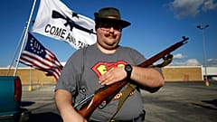 Alex Phillips de Paradise, Texas, posa para un retrato sosteniendo su rifle, mientras él y los miembros del grupo Open Carry del condado de Tarrant se reunieron para una manifestación, 2014.