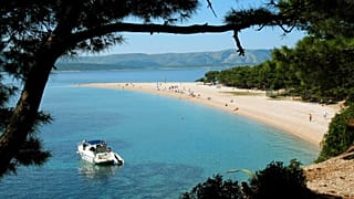 La plage de Zlatni Rat, sur l'île de Brac, en Croatie mai 2007