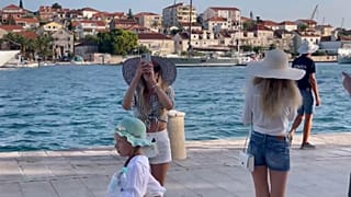 Turistas en la ciudad de Trogir