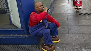 Un hombre se hidrata tras trabajar disfrazado de Super Mario en una ola de calor.