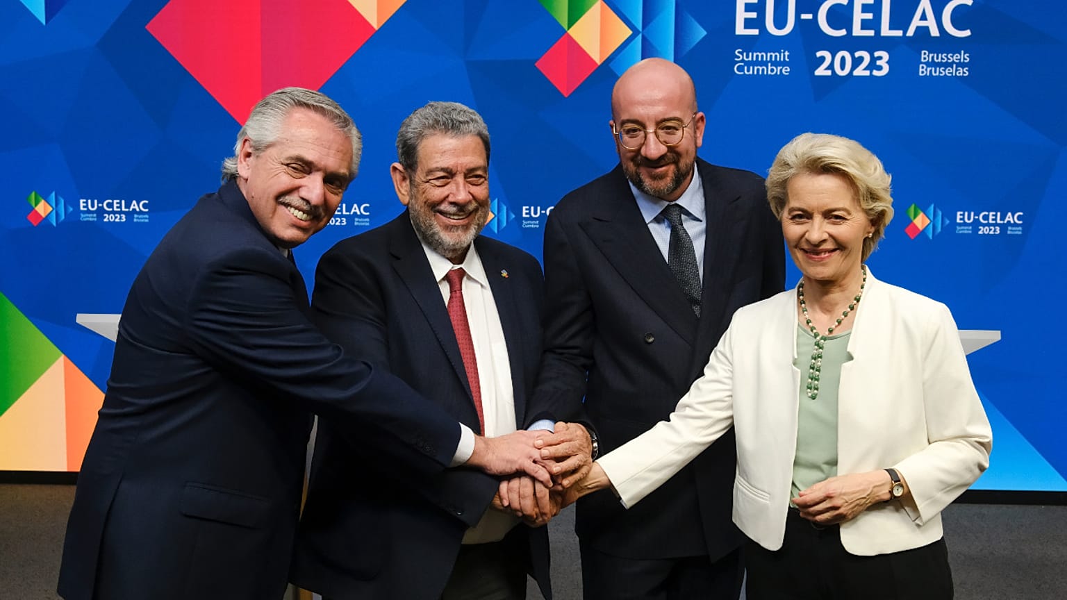 Alberto Fernandez, Argentína, Ralph Gonsalves, Saint Vincent és a Grenadine-szigetek miniszterelnöke, Charles Michel (Európai Tanács), Ursula von der Leyen (Bizottság) elnökök
