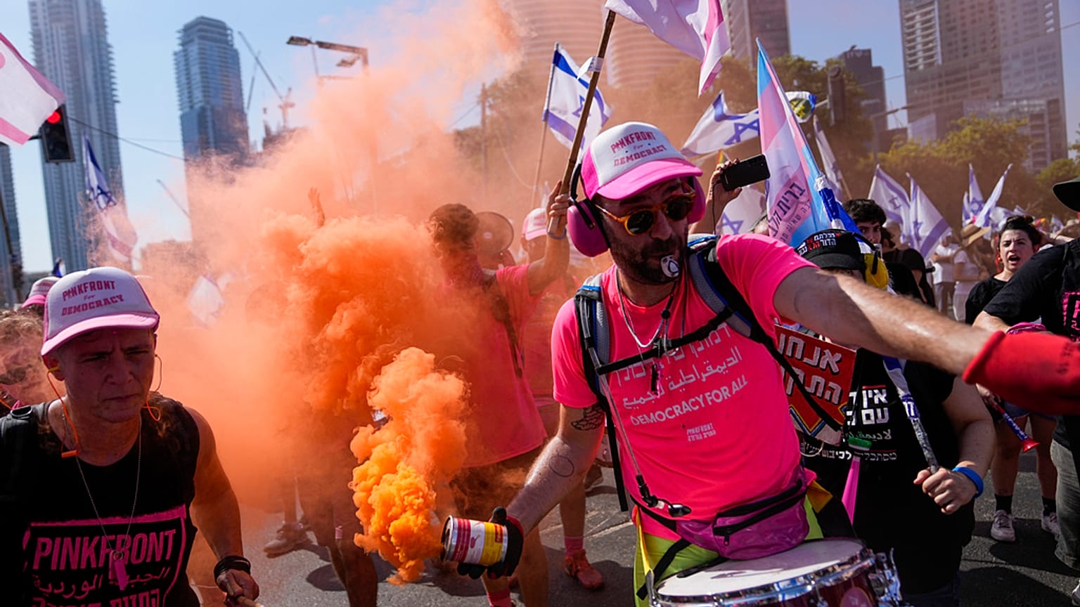 Bunte Proteste gegen die israelische Regierung in Tel Aviv am 18. Juli 2023