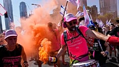 Bunte Proteste gegen die israelische Regierung in Tel Aviv am 18. Juli 2023