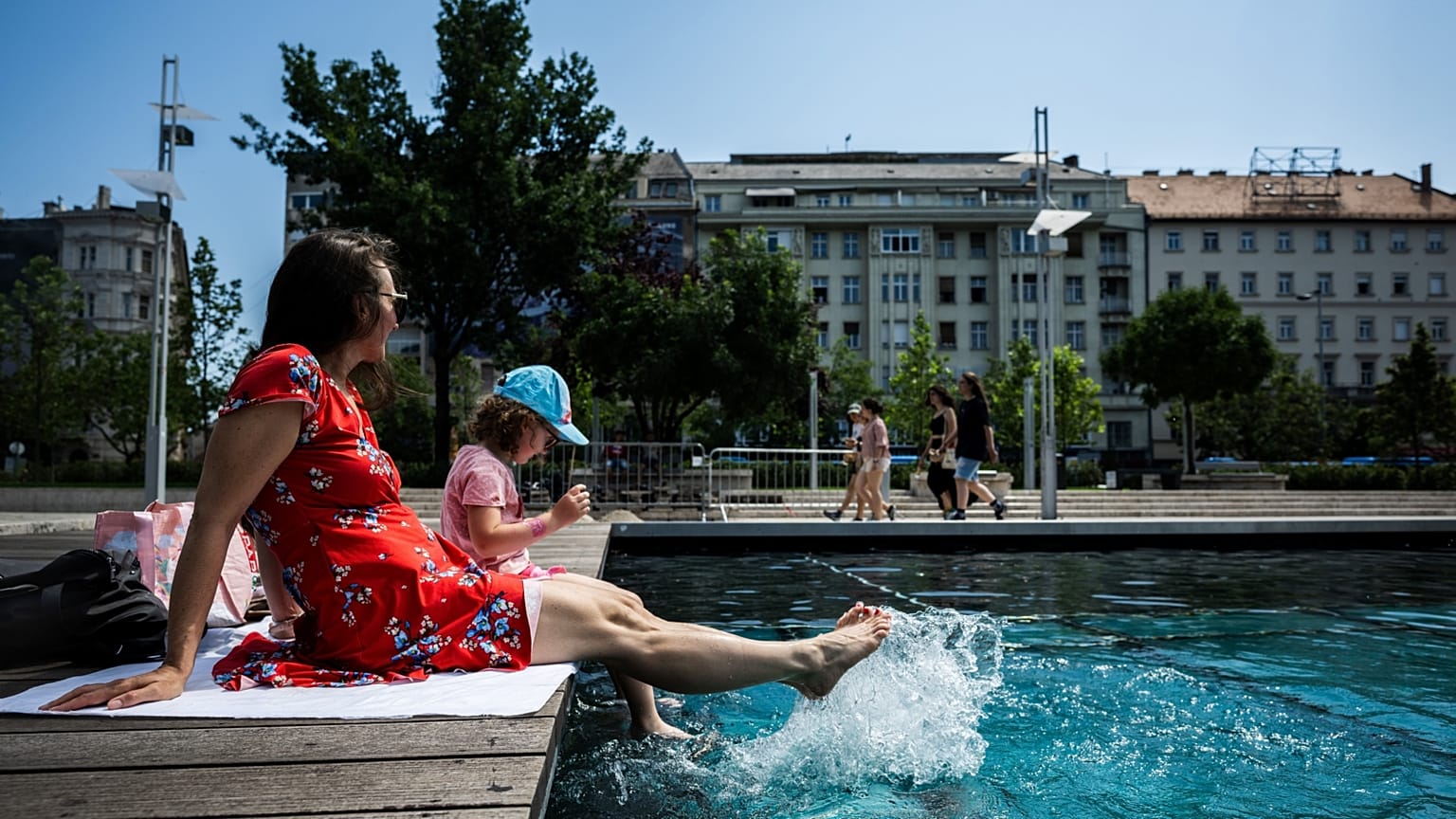 Egy nő és kislánya hűsíti magát az Erzsébet téri Akvárium Klub tetőmedencéjénél