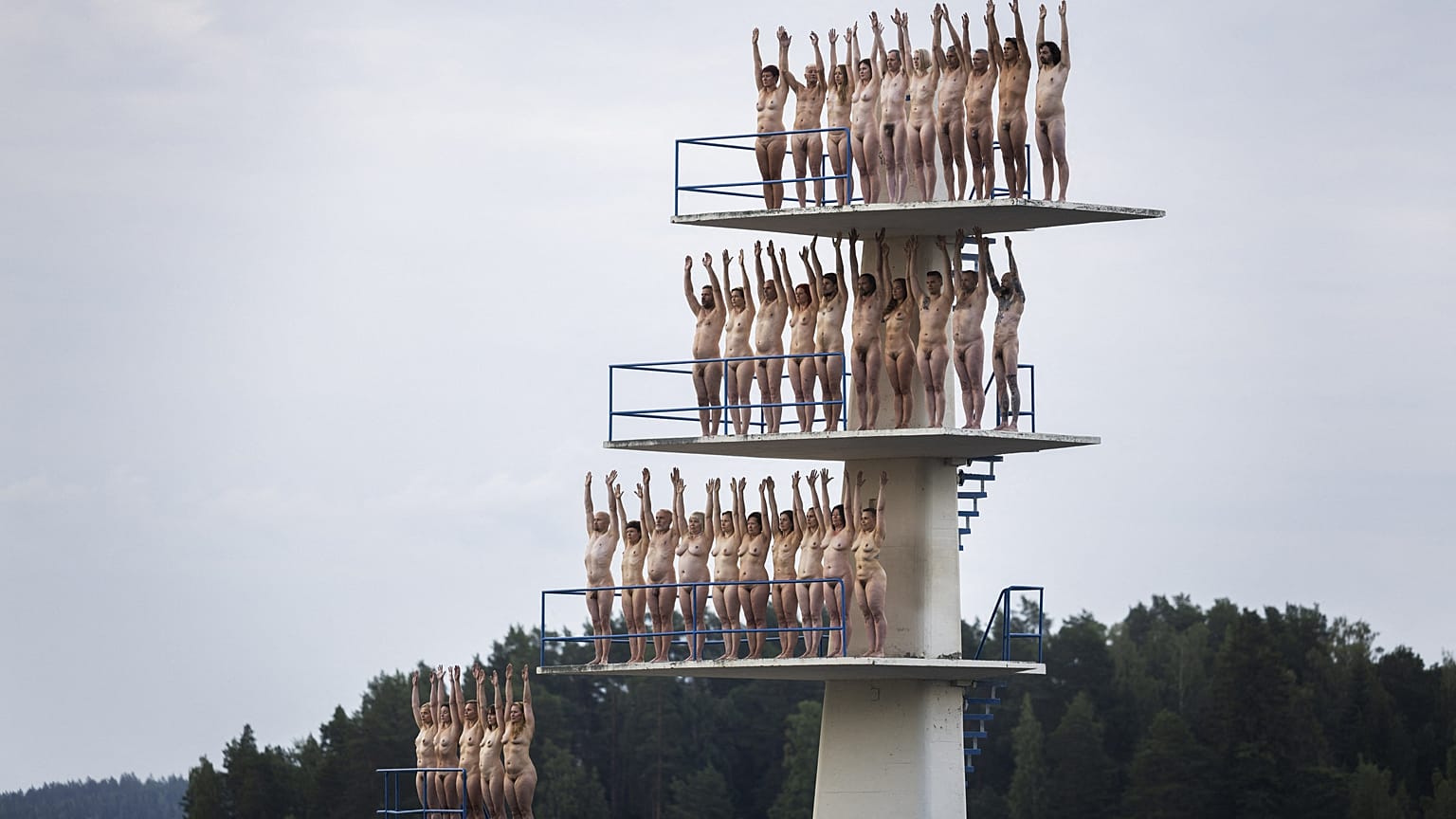 Freiwillige haben in einer Sommernacht Mitte Juli in Kuopio, Finnland, nackt für den amerikanischen Kunstfotografen Spencer Tunick posiert.