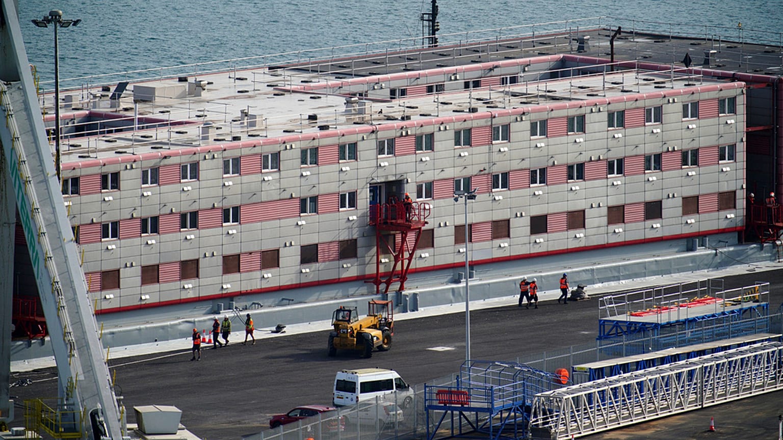 Die "Bibby Stockholm" im Hafen von Portland