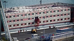 Die "Bibby Stockholm" im Hafen von Portland