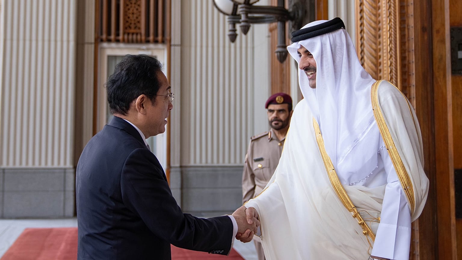 كيشيدا يلتقي أمير قطر الشيخ تميم بن حمد آل ثاني