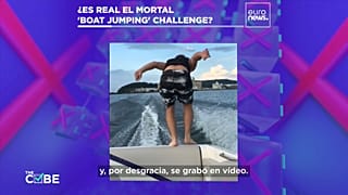 Un hombre lanzándose desde una lancha en marcha