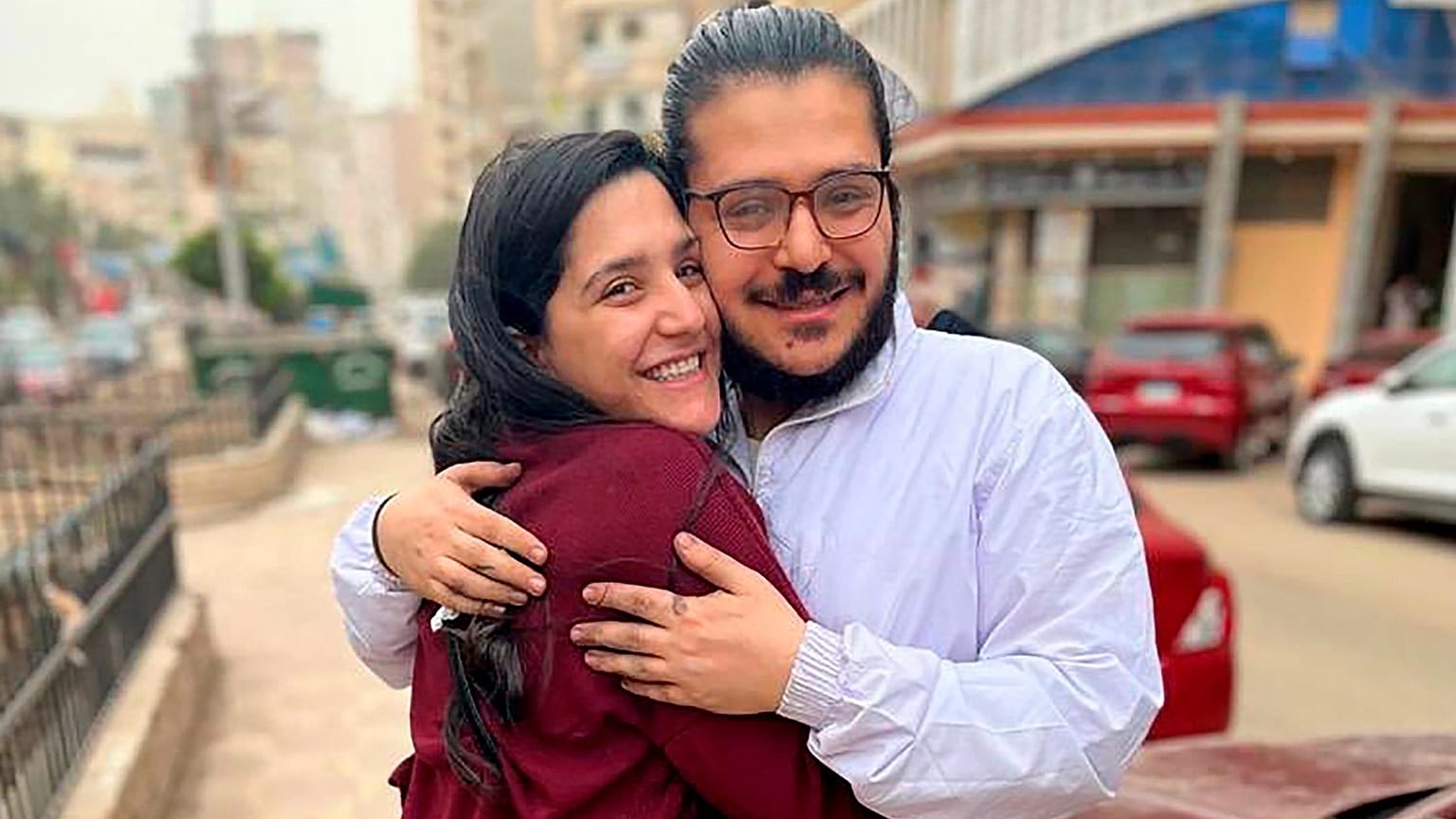 باتريك جورج زكي وهو يحتضن شقيقته، أمام مركز الشرطة في مدينة المنصورة بدلتا النيل، مصر، الأربعاء 8 ديسمبر 2021