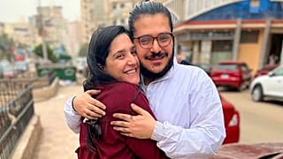 باتريك جورج زكي وهو يحتضن شقيقته، أمام مركز الشرطة في مدينة المنصورة بدلتا النيل، مصر، الأربعاء 8 ديسمبر 2021
