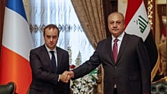 وزير الدفاع العراقي ثابت العباسي (يمين) ووزير الجيوش الفرنسي سيباستيان لوكورنو قبل اجتماع في بغداد، العراق، 18 تموز (يوليو) 2023