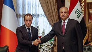 وزير الدفاع العراقي ثابت العباسي (يمين) ووزير الجيوش الفرنسي سيباستيان لوكورنو قبل اجتماع في بغداد، العراق، 18 تموز (يوليو) 2023