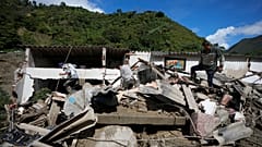 Equipos de rescate trabajan en el lugar de la avalancha