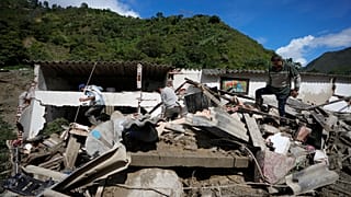 Equipos de rescate trabajan en el lugar de la avalancha