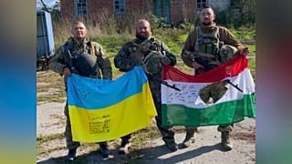 Miembros de los 'Dragones de Transcarpacia' con la bandera ucraniana y la húngara con un agujero, símbolo de la revolución de 1956
