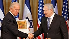 جو بایدن، با بنیامین نتانیاهو نخست وزیر اسرائیل در اقامتگاه نخست وزیران در اورشلیم دست میدهد. ۹ مارس ۲۰۱۰