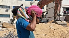 يعاني أهالي غزة من الحرارة المرتفعة
