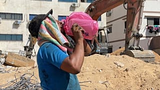 يعاني أهالي غزة من الحرارة المرتفعة