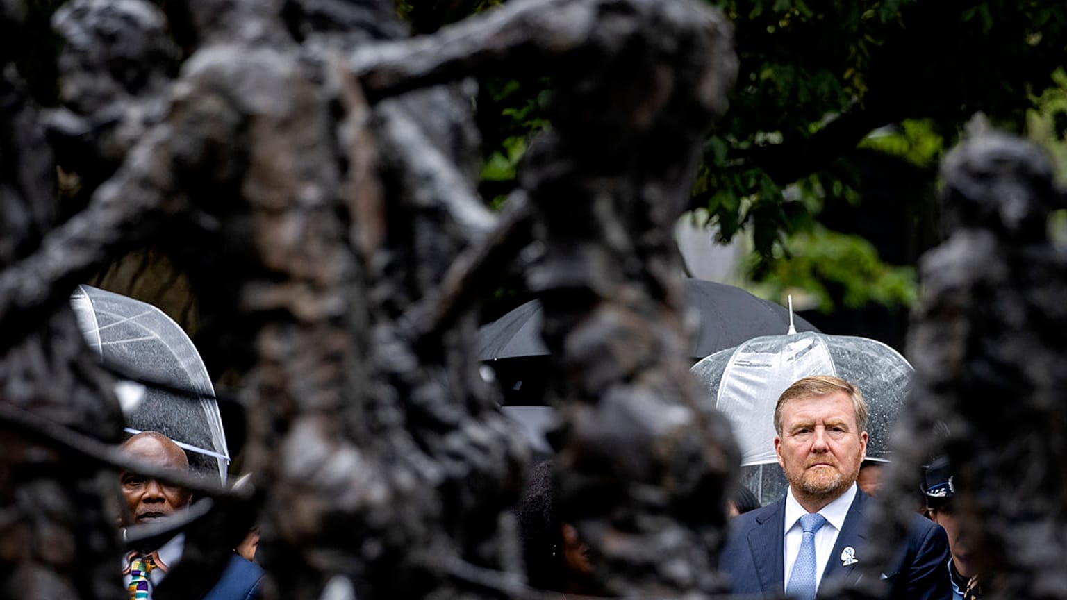 Hollanda Kralı Willem-Alexander kölelik anıtında yaptığı konuşmada kraliyet ailesinin kölelikteki rolü için özür diledi. 1 Temmuz 2023