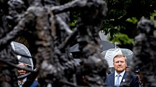 Hollanda Kralı Willem-Alexander kölelik anıtında yaptığı konuşmada kraliyet ailesinin kölelikteki rolü için özür diledi. 1 Temmuz 2023