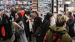 زنان با پوشش‌های مختلف در تهران