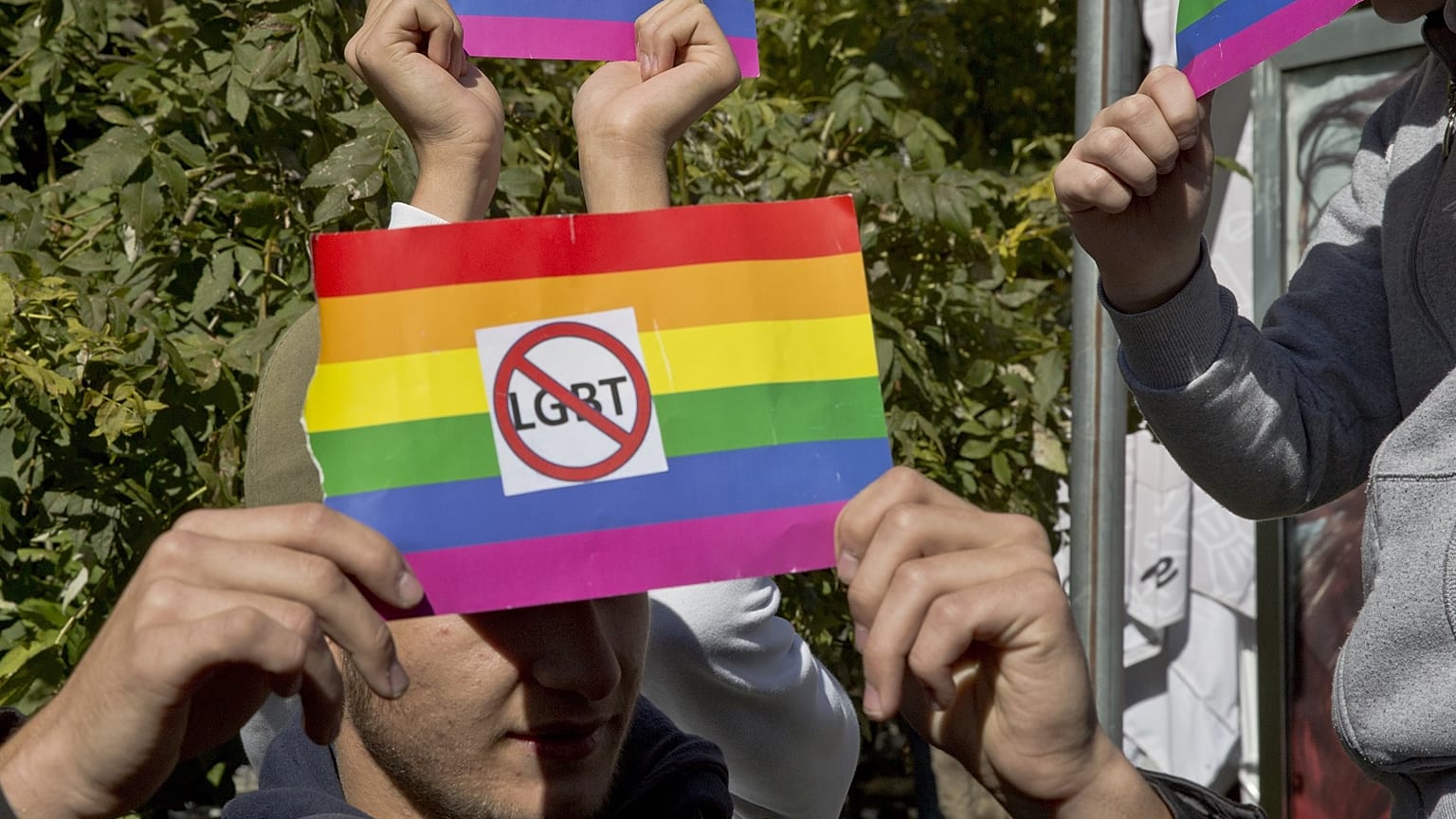 Una manifestazione anti-LGBTQ in Kosovo, nel 2017
