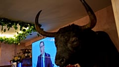 El líder del PP, Alberto Núñez Feijóo, en la pantalla de televisión de un bar durante su debate con Pedro Sánchez, en Madrid, el 10 de julio de 2023