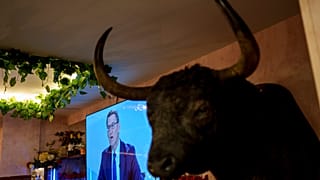 El líder del PP, Alberto Núñez Feijóo, en la pantalla de televisión de un bar durante su debate con Pedro Sánchez, en Madrid, el 10 de julio de 2023