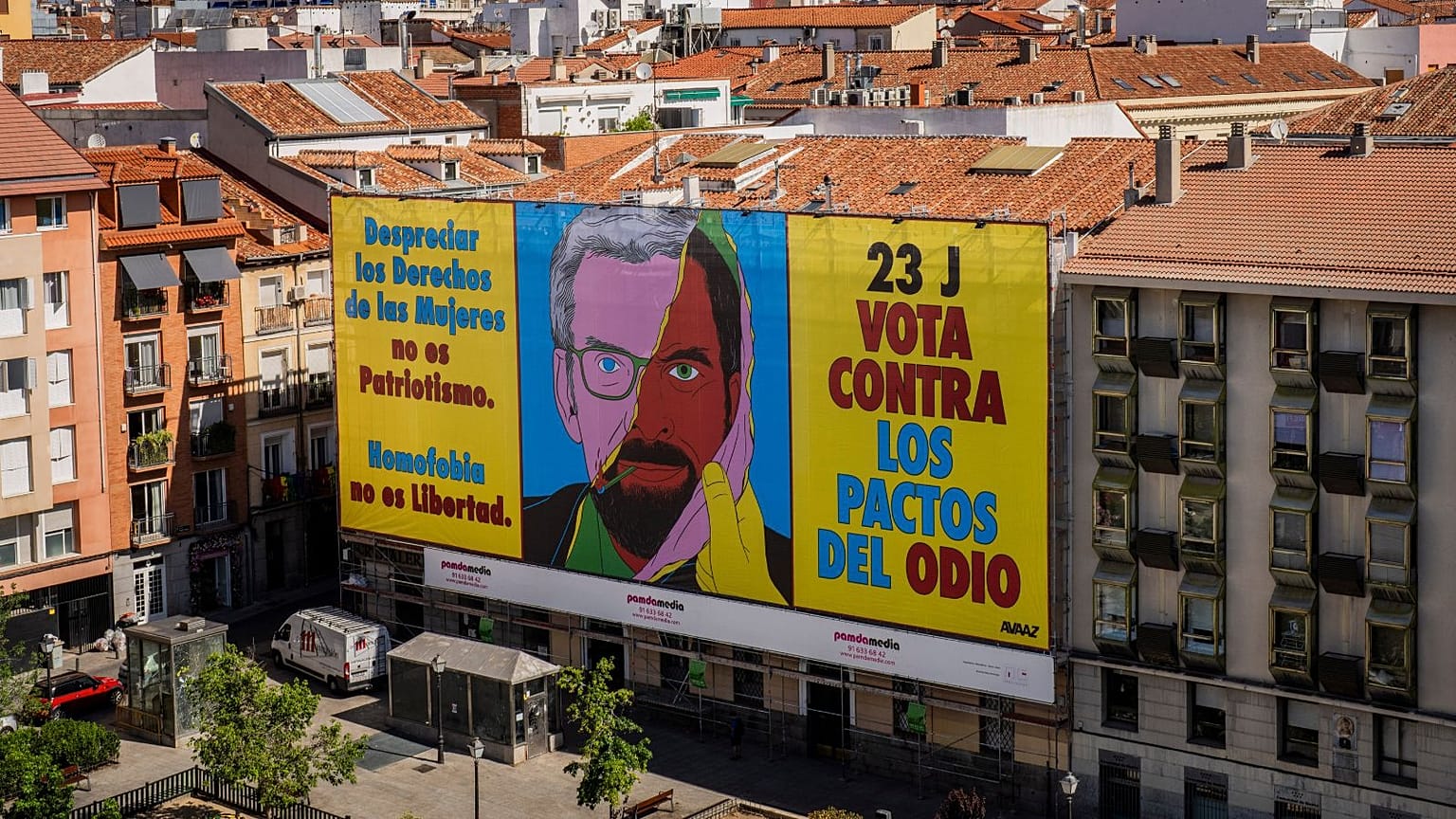 Una pancarta insta a votar en contra de la posible alianza entre el Partido Popular y Vox.