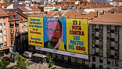 Una pancarta insta a votar en contra de la posible alianza entre el Partido Popular y Vox.