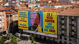 Una pancarta insta a votar en contra de la posible alianza entre el Partido Popular y Vox.