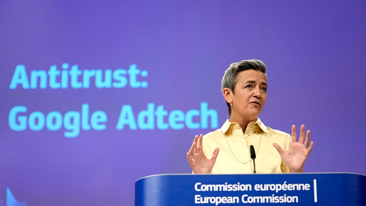 Vestager, Amerikalı profesörü işe alma kararını savunmuştu