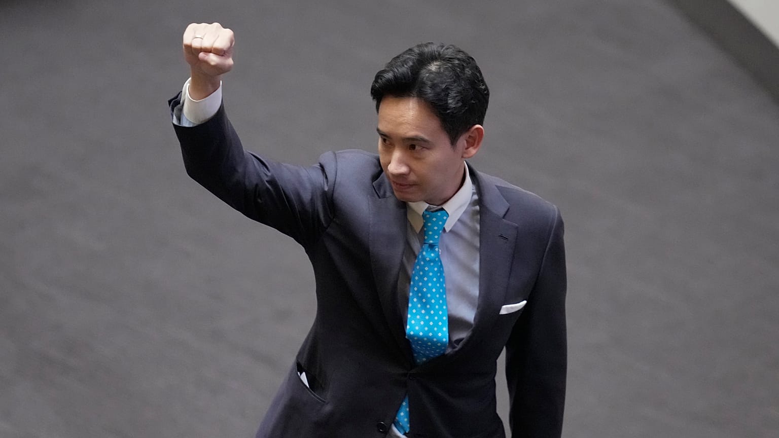 Pita Limjaroenrat sai do Parlamento de punho erguido, esta quarta-feira, em Bangkok, na Tailândia.