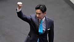 Pita Limjaroenrat sai do Parlamento de punho erguido, esta quarta-feira, em Bangkok, na Tailândia.
