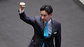Pita Limjaroenrat sai do Parlamento de punho erguido, esta quarta-feira, em Bangkok, na Tailândia.