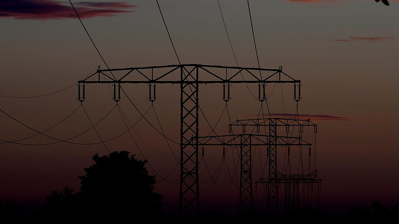 Postes eléctricos cerca de Wernigerode, Sajonia-Anhalt, Alemania